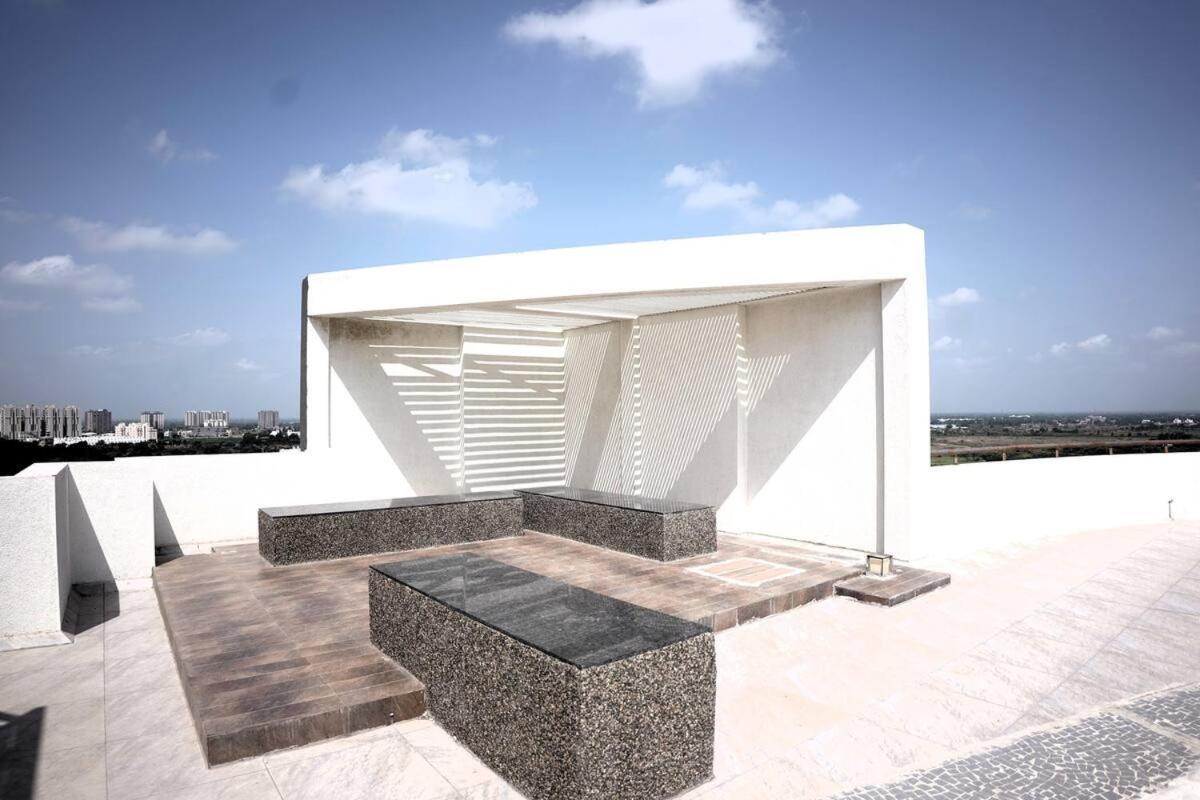 ראג'קוט 7 Seasons Palm Suite With Sky Orbit, Balcony, Swimming Pool, Wifi, Playground מראה חיצוני תמונה