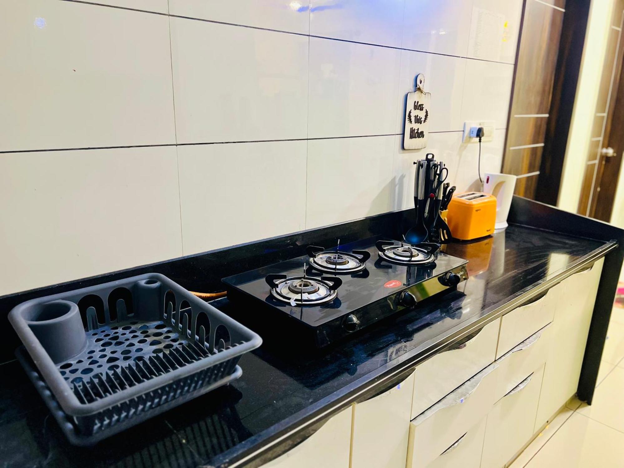 ראג'קוט 7 Seasons Palm Suite With Sky Orbit, Balcony, Swimming Pool, Wifi, Playground מראה חיצוני תמונה